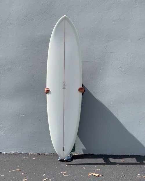 Custom 7’0” Radii for Ned! Special menu bottom concave, subtle spiral vee blended into TPH. Beautiful volan and wet sanded gloss by @moonlightglassing
.
.
.
#furrowradii #furrowsurfcraft
https://www.instagram.com/p/CqGgoI1PS5R/?igshid=NGJjMDIxMWI=