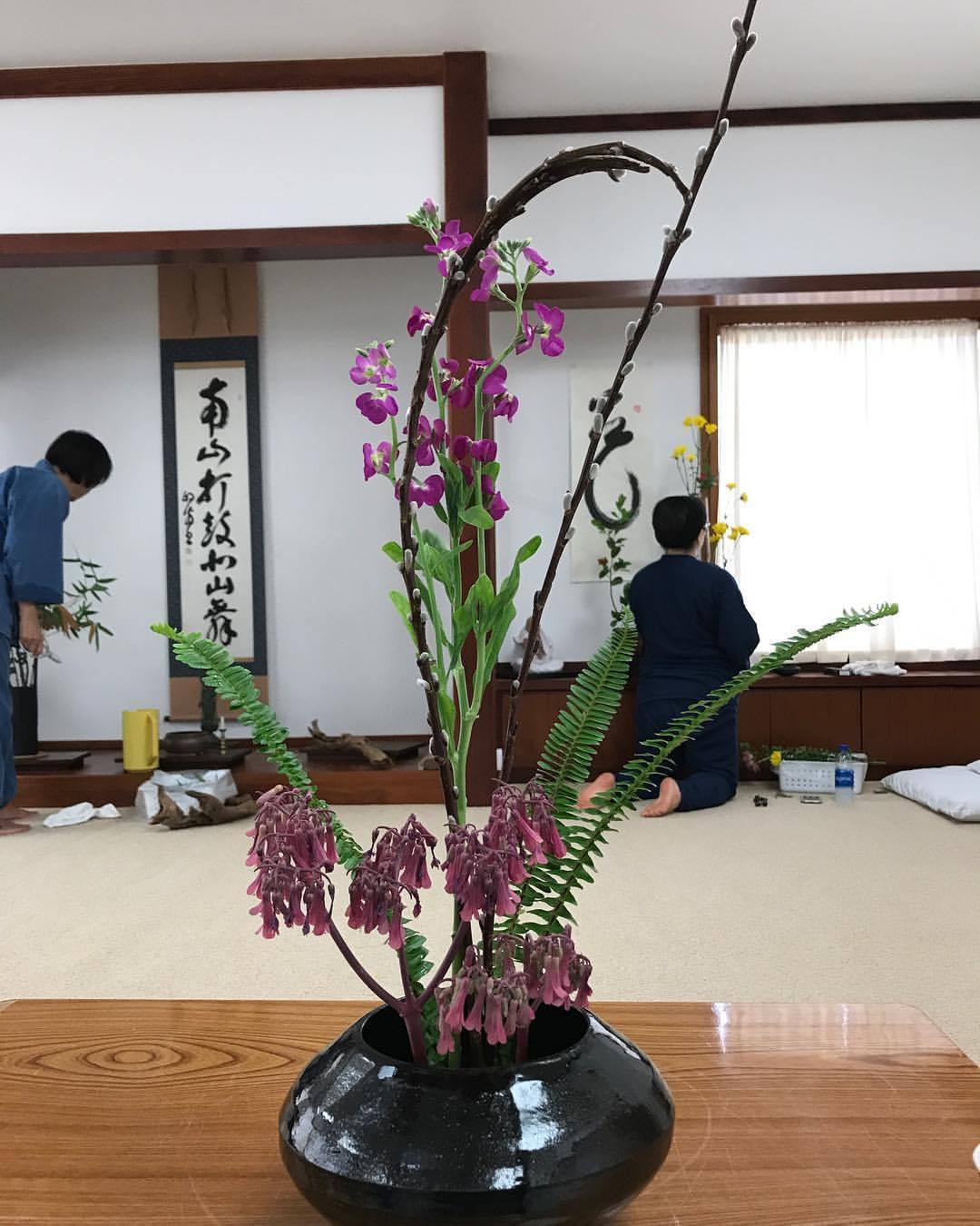 Doorzichtig Verlichten Manga Bytemarks · A flower arrangement to cap an eventful week. #zen...