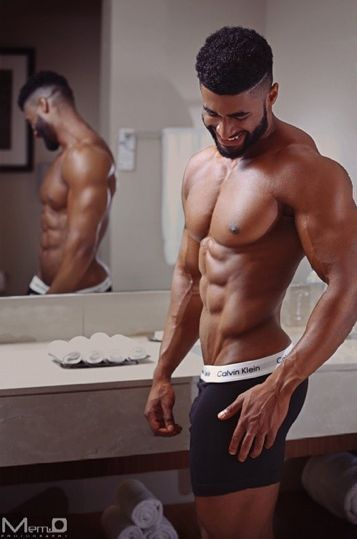 dominicanblackboy:  A sexy moment with gorgeous muscle hunk Omarion Riley in the