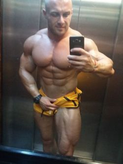 bigbodybuilderboys:  boy texted me that he