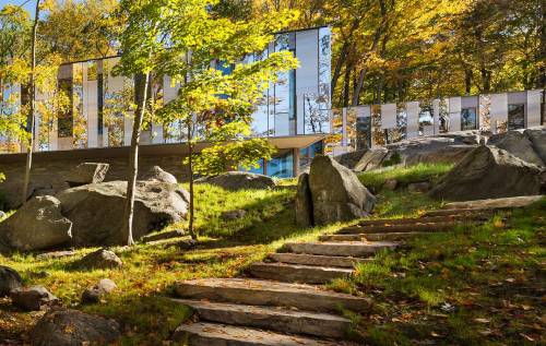 thekhooll:Pound Ridge HouseKieranTimberlakeThe site for this home is a south-facing, boulder-strewn escarpment that rises over a hundred feet, from a wetland to the top of a ridge. The owners were drawn to the almost magical sense of tranquility they