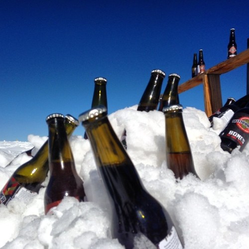 Pon unas cerves a enfriar que regalamos degustación de jabalí chileno … #lol #skiing #snow #beer ##paleale #madeinchile y de fondo Led Zeppellin (en Cumbre Cerro Colorado)