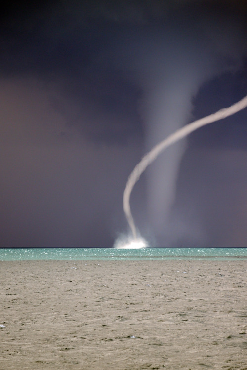 phantastrophe:Lake Michigan, Illinois | Photographer: Vern