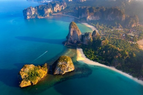 oneshotolive:  Railay beach in Krabi, Thailand[OC][626x417]