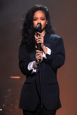 fuckyeahrihanna: Rihanna performing at DirecTV
