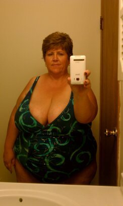 superandsexybbw:  bigplumpmaturelover:  localbustybabes:  http://ift.tt/Pi9Qw5  Mmmmmmmmm