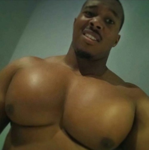 thagoodgood:  Those titties tho!