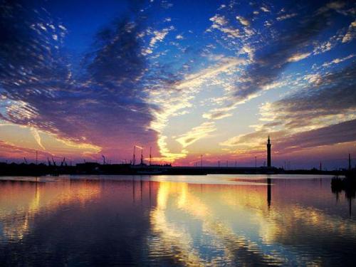 This is a photo of a “Mackerel Sky” taken at sunset in Grimsby, Lincolnshire, England.The name descr