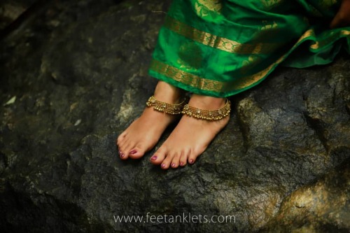 feetanklets:  Good evening 💖 . . Model @karthika._46  . . #photographylovers #photography #indianphotography #keralaphotography #canon #nikon #dslr #photoshoot #saree #indianculture #incredibleindia #traditional #green #anklets #ankletlove #padasaram