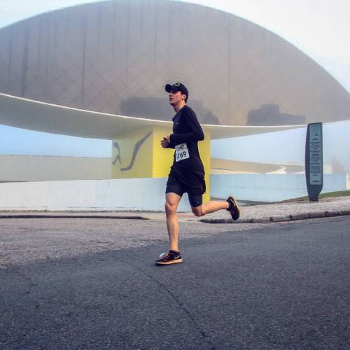 To amando demais essa foto! De domingo ♥! (em Museu Oscar Niemeyer)