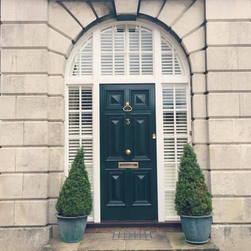 #doorsofinstagram #door #frontdoor #architecture #pretty #knockknock #secretweddingblog #green #Winc