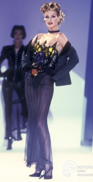 ladolcevitabella:Thierry Mugler Iconic Fashion From The Past!