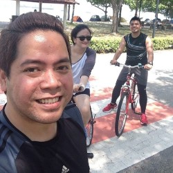 We conquered East Coast!!! I learned how to bike!!! No one was harmed&hellip; Me too, no semplang!!! :) I have good mentors - @macgeenow @emilievie. Thank yaw!!! RUN - BIKE - SWIM&hellip; pwede na akong maging triathlete.  (at East Coast Park)