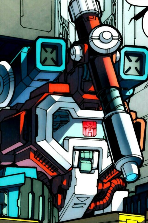 thelittlemagnus: robotsandramblings:   minalady: Nerd [judy witwicky voice] my gosh you’re gorgeous   Percy <3 