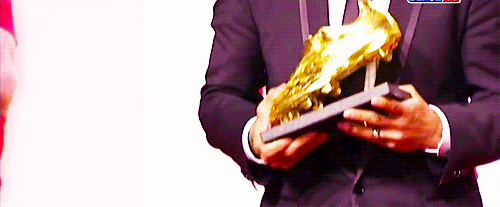 kunessii:  Luis Suarez with Golden Shoe trophy .15.10.2014  