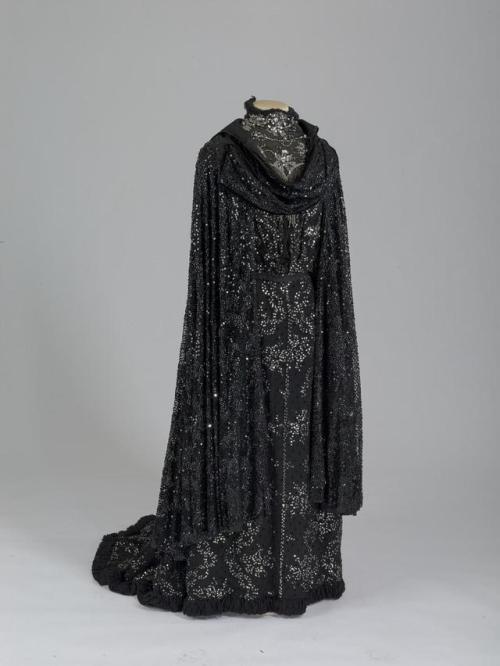 fashionsfromhistory:Evening Dress of Maria Feodorovnac.1900State Hermitage Museum