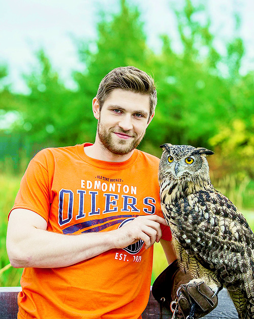 Leon Draisaitl with Vega, the superb Eurasian Eagle Owl : r/Superbowl