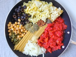 vegan-yums:  One Pot Spaghetti Alla Puttanesca with Chickpeas &amp; Artichoke / Recipe