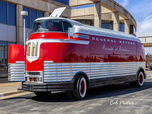 taylormademadman:1939 General Motors FuturlinerThe GM Futurliners were a group of custom vehicles, styled in the 1940s by Harley Earl for General Motors, and integral to the company’s Parade of Progress—a North American traveling exhibition promoting