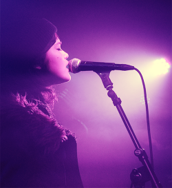 monalunasimone:  Sky Ferreira performing at Basement LDN, photo by me 