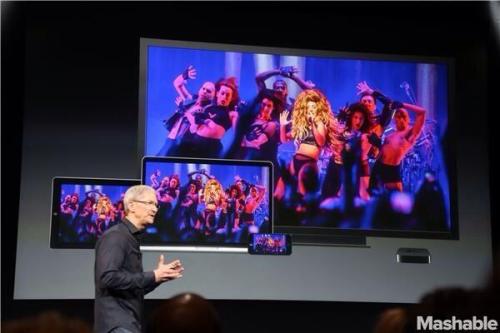avantgardepop:  gagasdoublechin:  OMFG  i hope they told everyone to buy applause on itunes