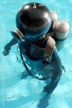 Rubber kinky diver