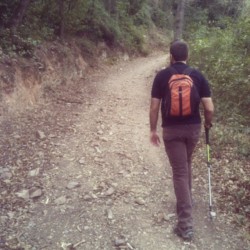 mensajesdepapel:  Subiendo a la Ermita de Sant Antoni, ese cuerpo serrano es de mi primo, yo era el cojo con los bastones xD (btw primera experiencia en la montaña con bastones, mejor de lo esperado!).  Gran mañana y mejor compañia, lenta compañia,