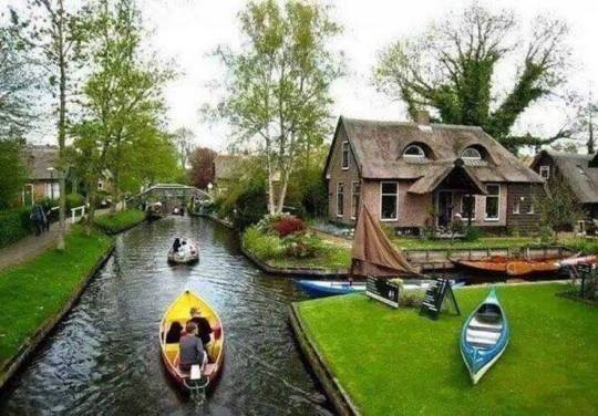 ashotasfireandasdeepastheocean: vicloud:   Giethoorn in Netherlands has no roads or any modern transportation at all, only canals. Well, and 176 bridges too. Tourists have to leave their cars outside of the village and travel here by foot or boat by.