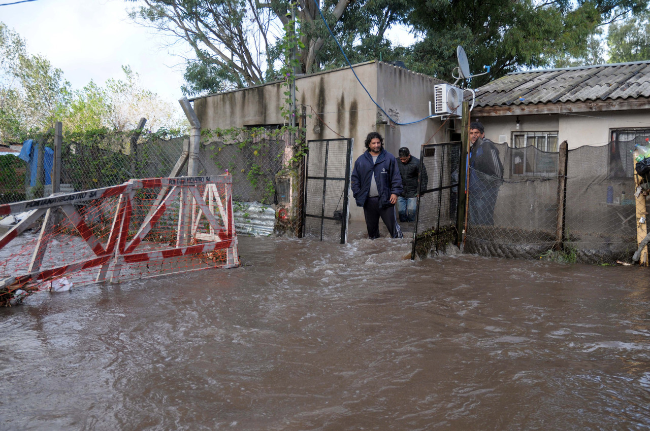 MAL TIEMPO. Más de 400 evacuados tras el temporal en la Provincia
El mal tiempo golpeó especialmente en La Plata, Berisso y siete distritos del interior bonaerense. (Mauricio Nievas y telam)
MIRÁ TODA LA FOTOGALERÍA—->