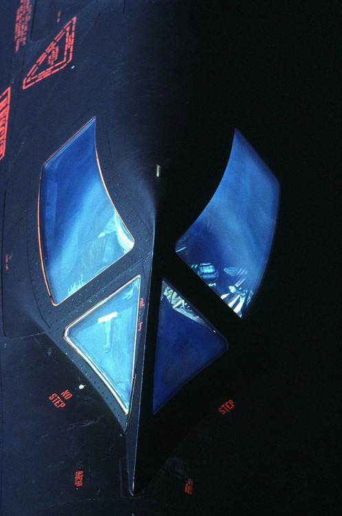 THE SR-71 BLACKBIRD via airman.