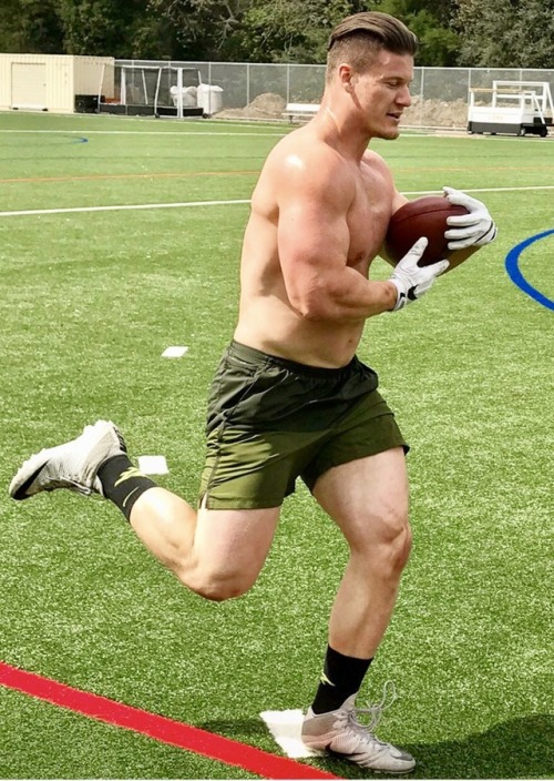 straightdudesexting:New York Giants Full Back hunk Shane Smith 🏈