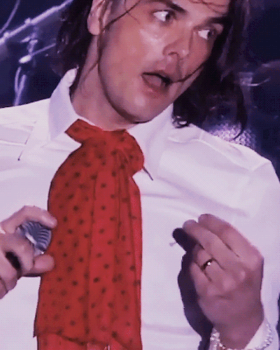 boydevision:Gerard catching a bobby pin and putting it in their mouth
