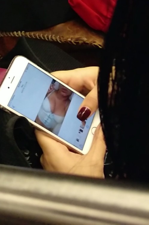 megustanalgas: caughtsexx: Caught her Nudes while She scrolled thru Pics. Wow she has a nice bubble 