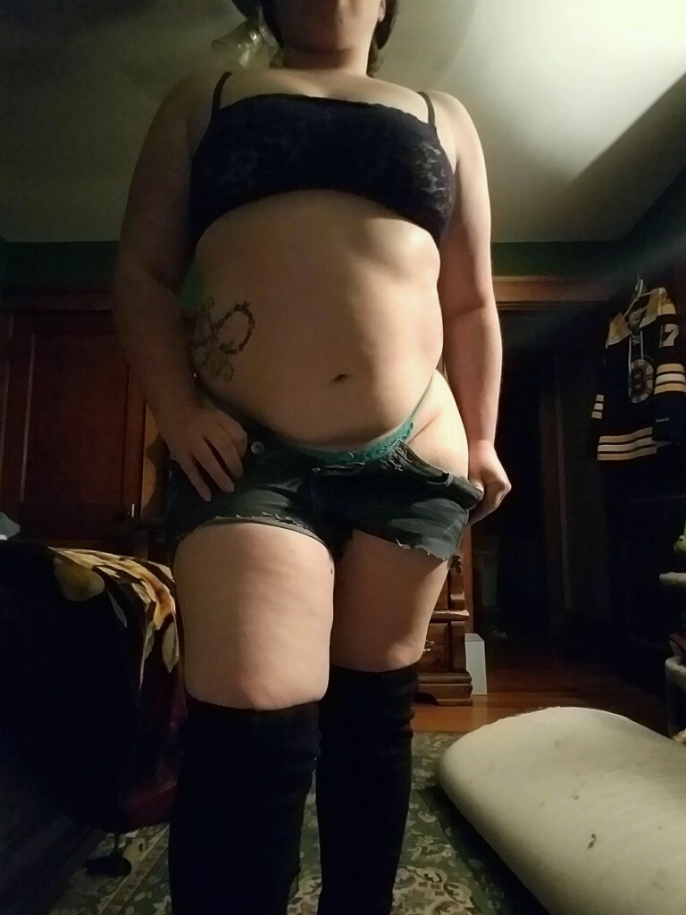 bigfootinthehouse:  Some more of my baby Jenn. Reblog if you like.