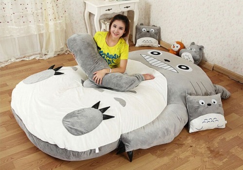 Porn photo freakteando:  O_O Cama Totoro… Lo quiero…