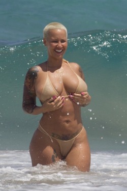 likecurvygirls:  Amber rose hot curvy girl