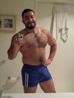 guysthatgetmehard:  nice bulge you’re sportin’ in those shorts george