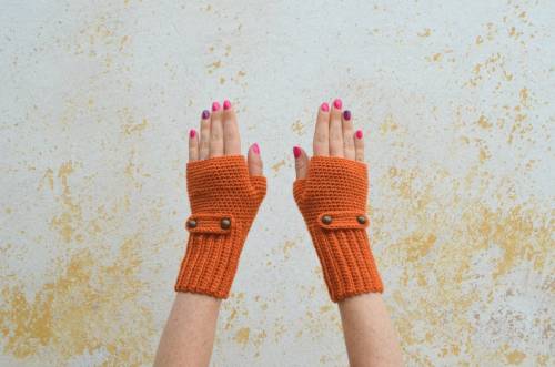 Knitted Fingerless Gloves // GrannyKnowsBest