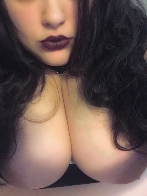 bbwcharlierebel: Reblog this if you’d fuck my tits while I talk dirty and give you all the sas