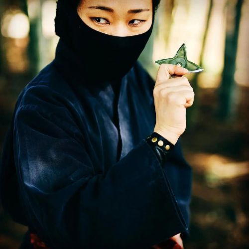 Shuriken is one of the important ninja tools. The edge of blades are short and don’t have kill