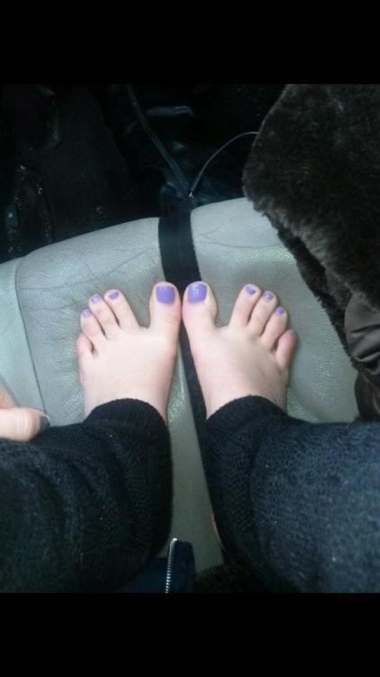 karathefootgoddess: photoshoot selfie style in my car I’m so bored!! like and share for more feets!&
