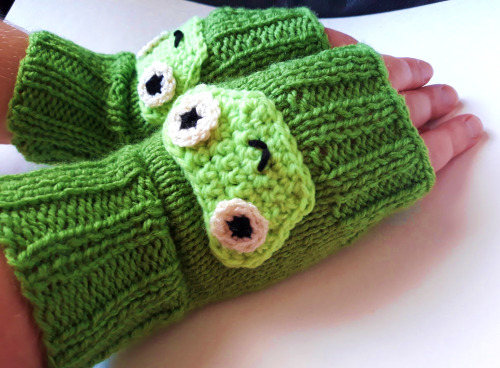 3dfeels:3dfeels: HEY EVERYONE!!!! my mom made these sleeveless gloves theyre very cute u can get the