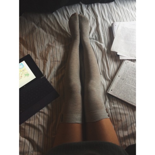 showyoursocks: christinaavv:  Comfy studying.