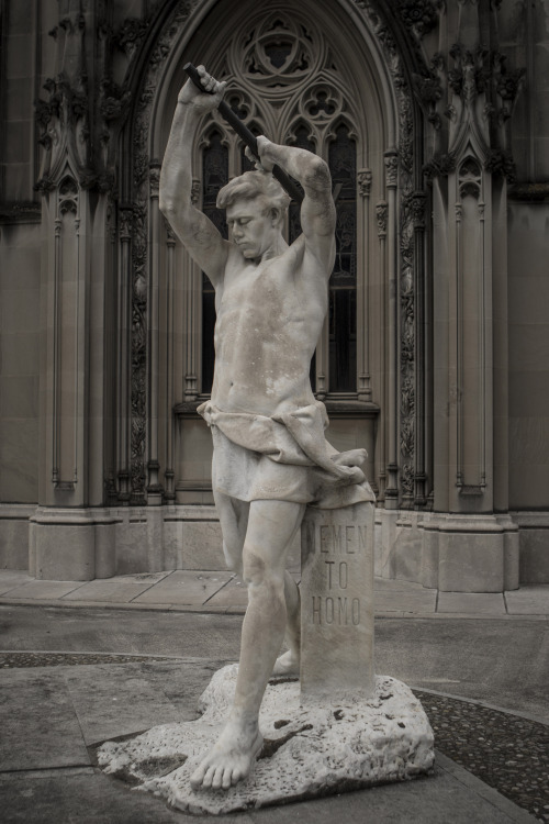 Panteó Vial i Solsona (Cementiri de Montjuïc, Barcelona)(Enric Clarasó i Daudi, 1902)© Misja Klimov,