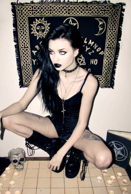 lesbianslovesatan:  acidic-supreme:    ✧☽GRUNGE BLOG☾✧     xx princesa extraterrestre