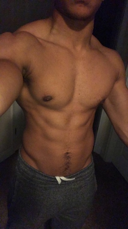 theransomwhey:  Whatever I’ve been doing may or may have not been working but I’m liking it. Finally did abs today lol