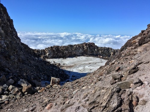 quantumbeam: Mt. Taranaki (2518m) Kozel tokeletes idojarassal igazi elmeny a maszas!A nap elso sugar