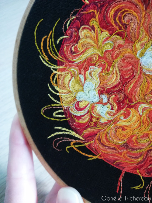 “The Sun”Hand embroidery.DMC embroidery threads on linen.16,5 cm in diameter.https://www.etsy.com/fr