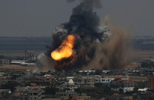 standwithpalestine: Keep Palestinians living in Gaza in your prayers. They are looking under rubble 