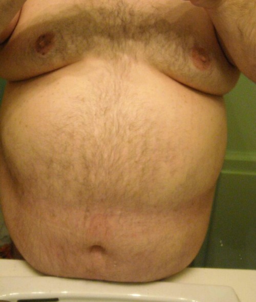 luvbigbelly:  Nice belly that I would love to play with. Look at that belly button.. nice and deep.